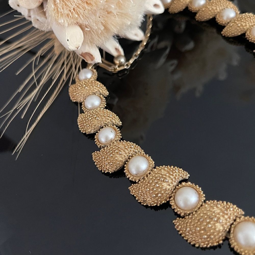 Trifari gold tone vintage faux pearl studded heavy statement necklace - Picture 5 of 5